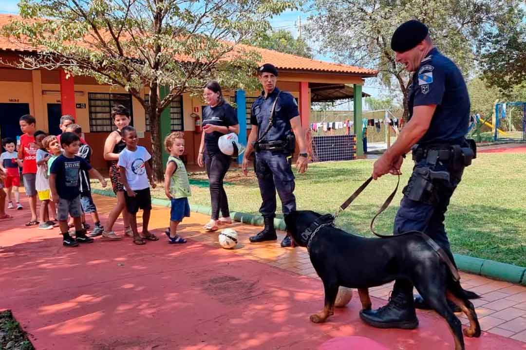 Canil Da Gcm Realiza Apresentação Em Escolas Municipais