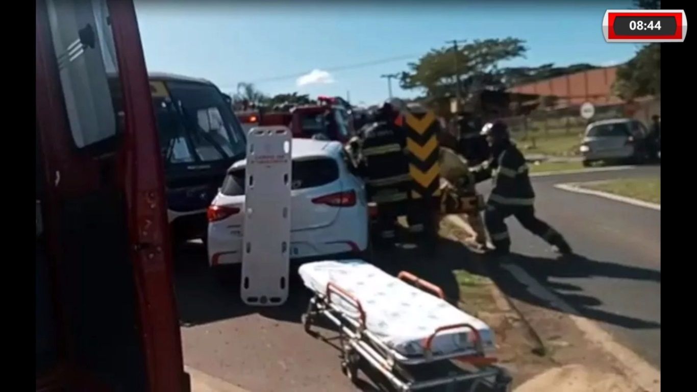 Batida Entre Carro E Micro Ônibus Deixa Duas Pessoas Gravemente Feridas