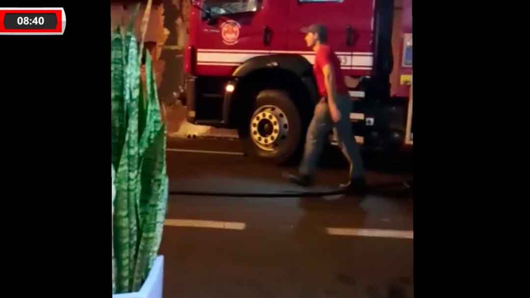 Carro Pega Fogo Em Frente A Prédio Que Já Havia Sido Incendiado Há Poucos Anos