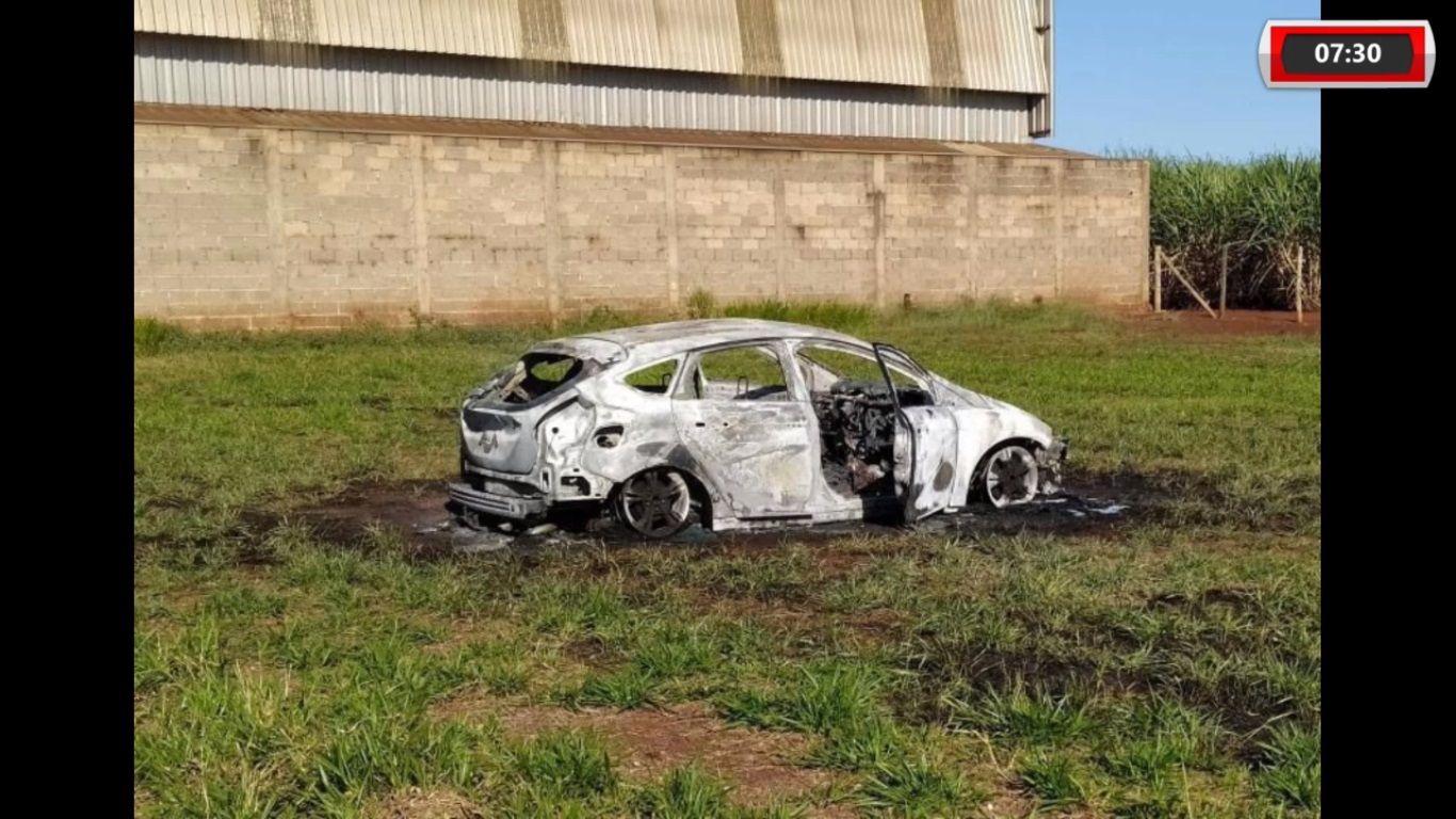 Carro Pega Fogo Na Rua Em Sertãozinho, Seria Vingança?