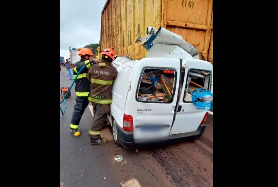 Homem Fica Em Estado Grave Após Furgão Atingir Caminhão Na Rodovia Anhanguera Em Orlândia