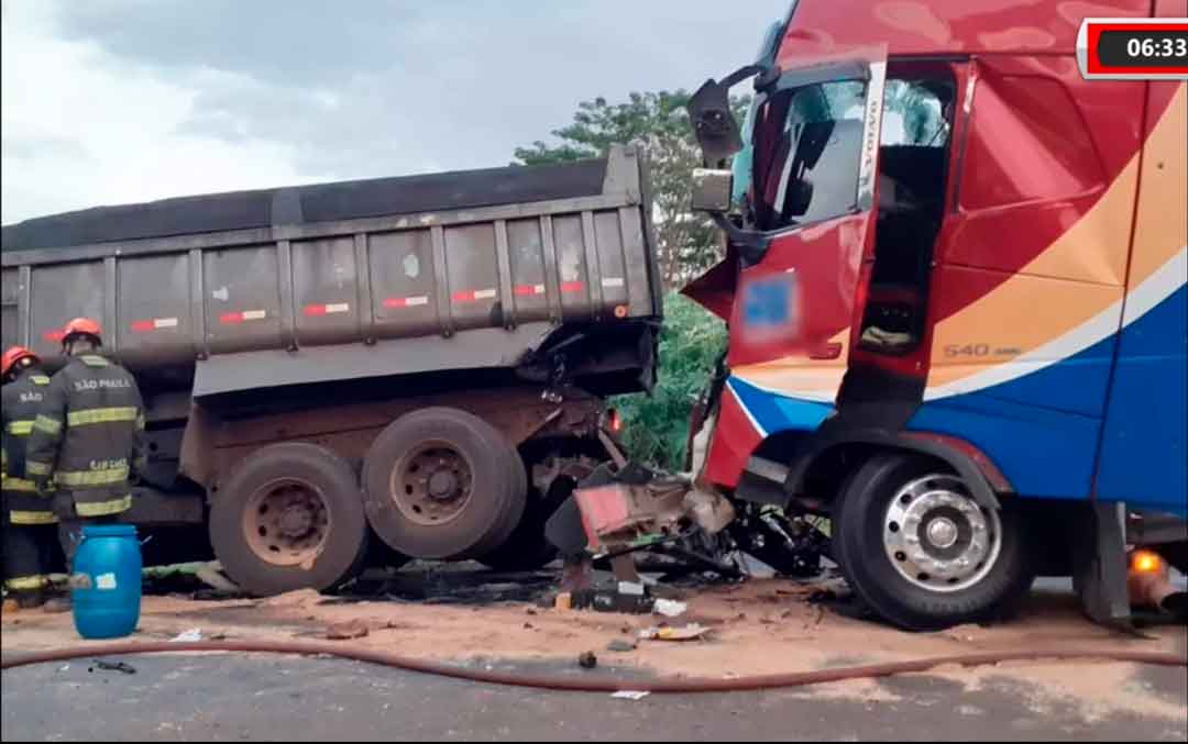 Homem Morre Em Acidente Envolvendo Quatro Caminhões Na Rodovia Antonio Machado Santanna