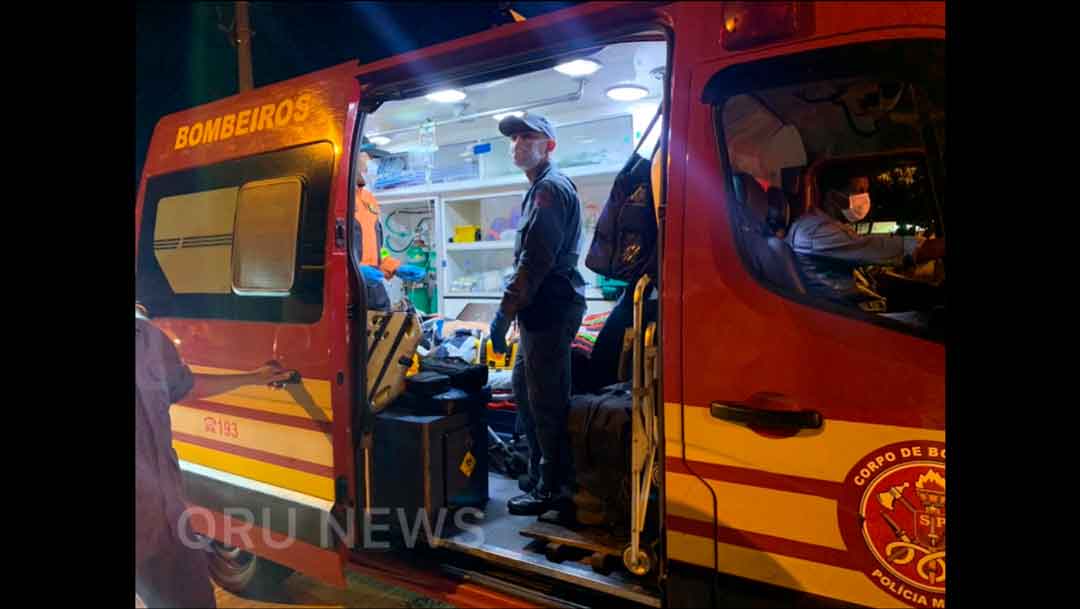 Motocicleta Bate Em Ponto De Ônibus E Dois Ficam Feridos