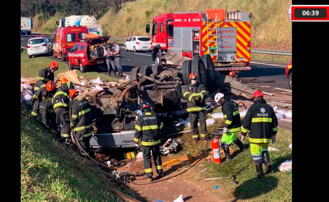 Motorista Morre Em Capotamento De Caminhão