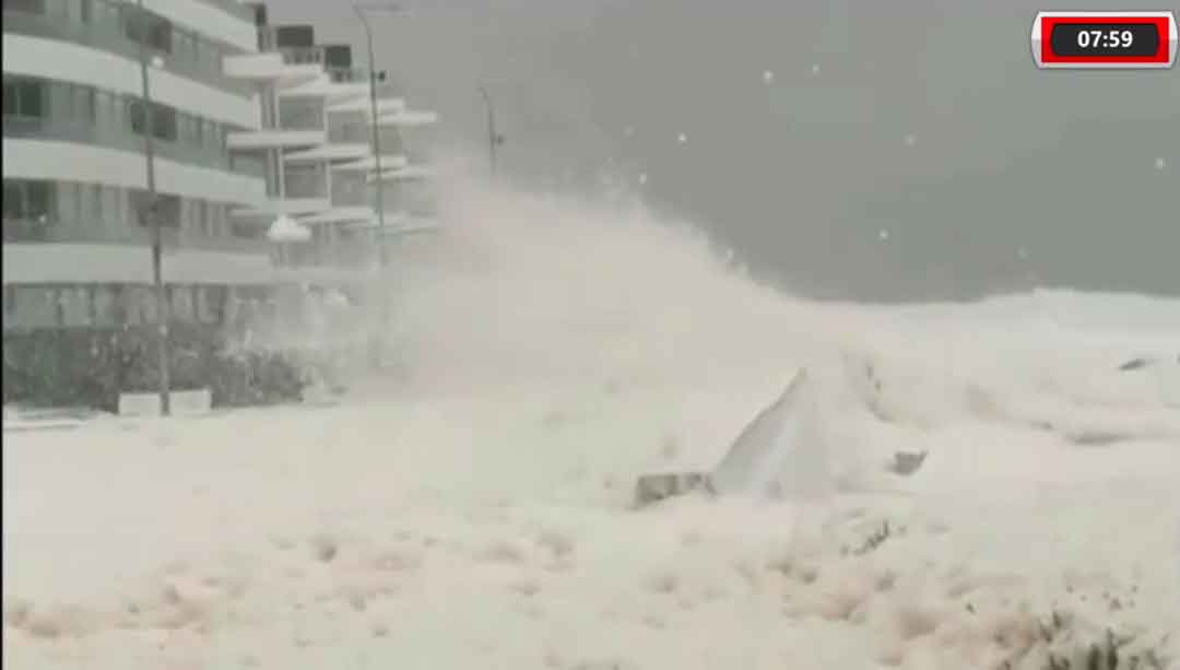 Tempestade De Espuma Atinge Costa Do Uruguai