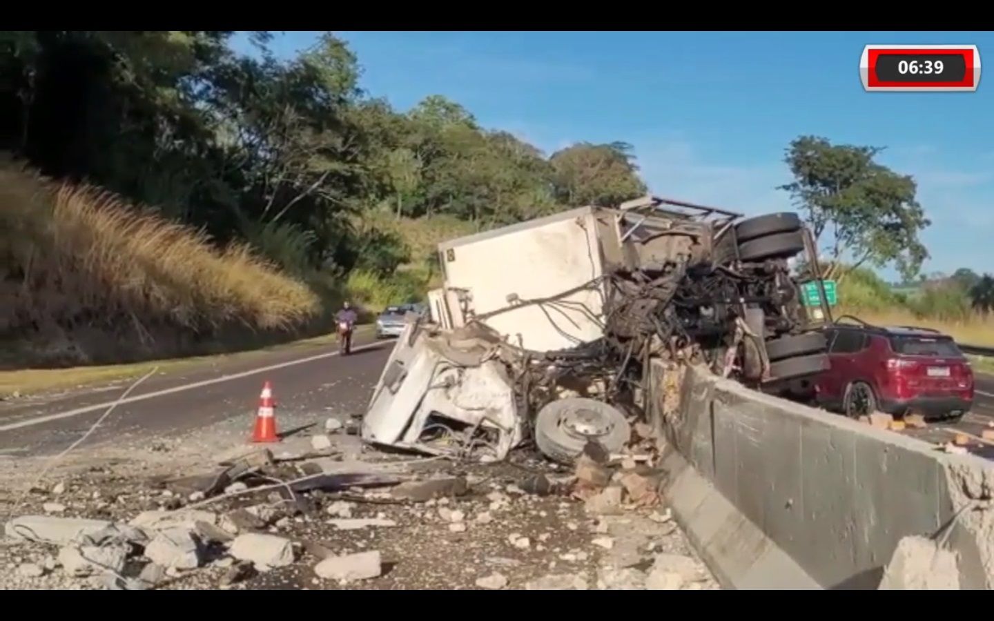 Acidente Na Rodovia Cândido Portinari, Em Restinga Deixa Três Pessoas Feridas