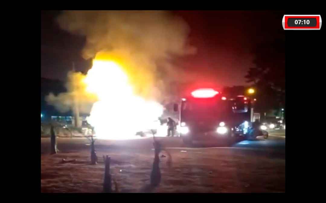 Carro Fica Completamente Destruído Após Pegar Fogo No Parque Dos Servidores, Em Ribeirão Preto