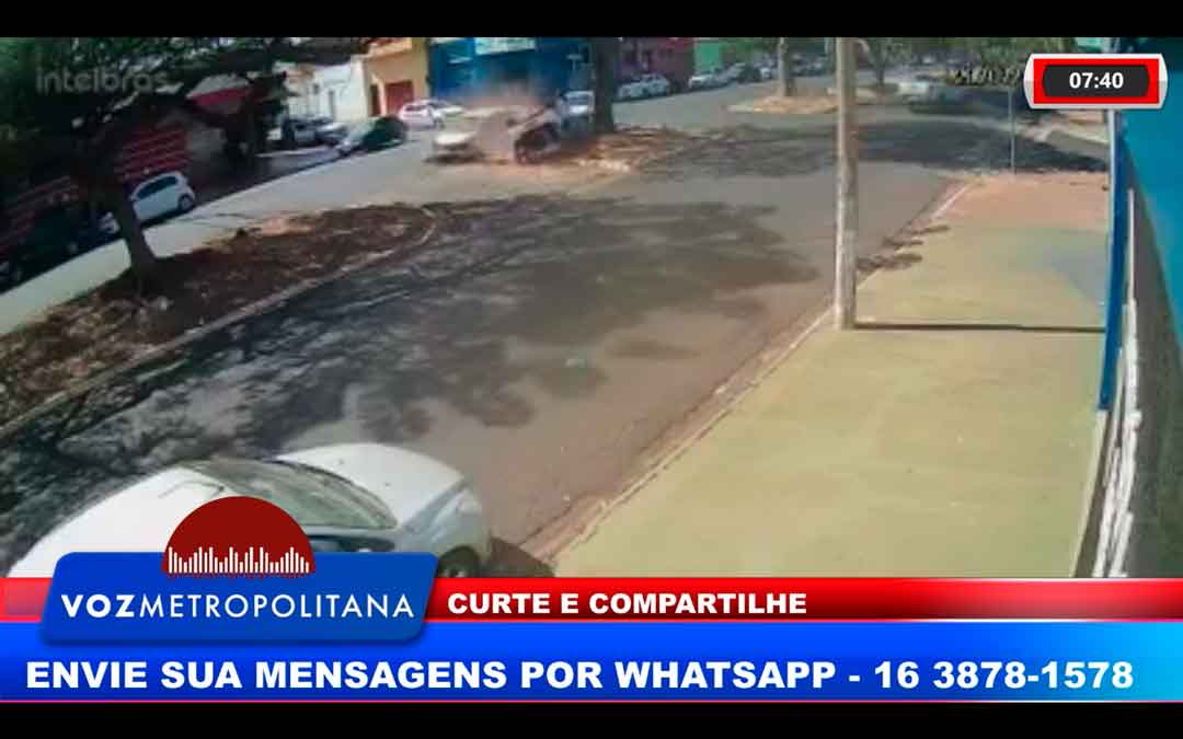 Câmera De Segurança Flagra Acidente Na Avenida Mogiana, Envolvendo Três Carros