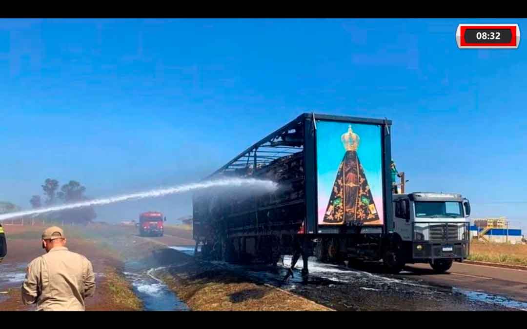 Carreta De Algodão Pega Fogo E Painel De Nossa Senhora Aparecida Fica Intacto