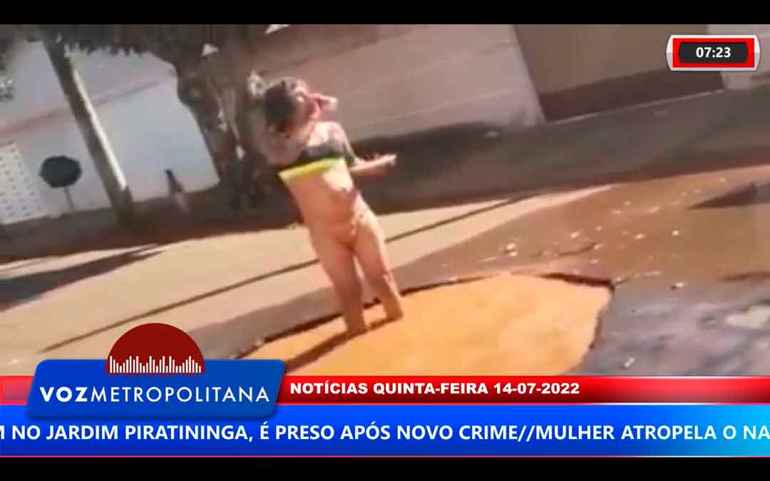 Feirante Faz Protesto Inusitado Contra Buraco Na Rua, Em Barretos