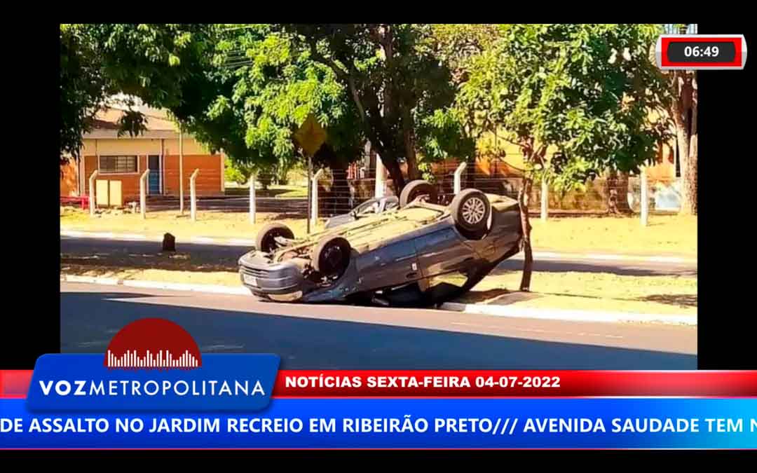 Motorista Sai De Trabalho, Cochila E Capota Carro Em Franca