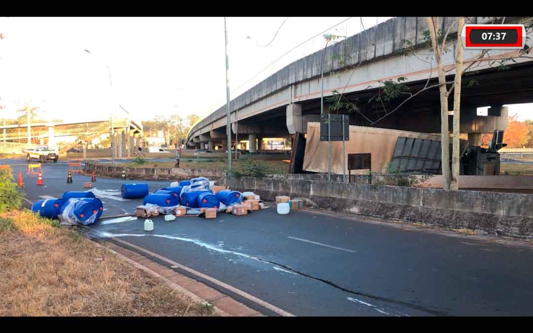 Tombamento De Caminhão Na Avenida Henry Nestlé