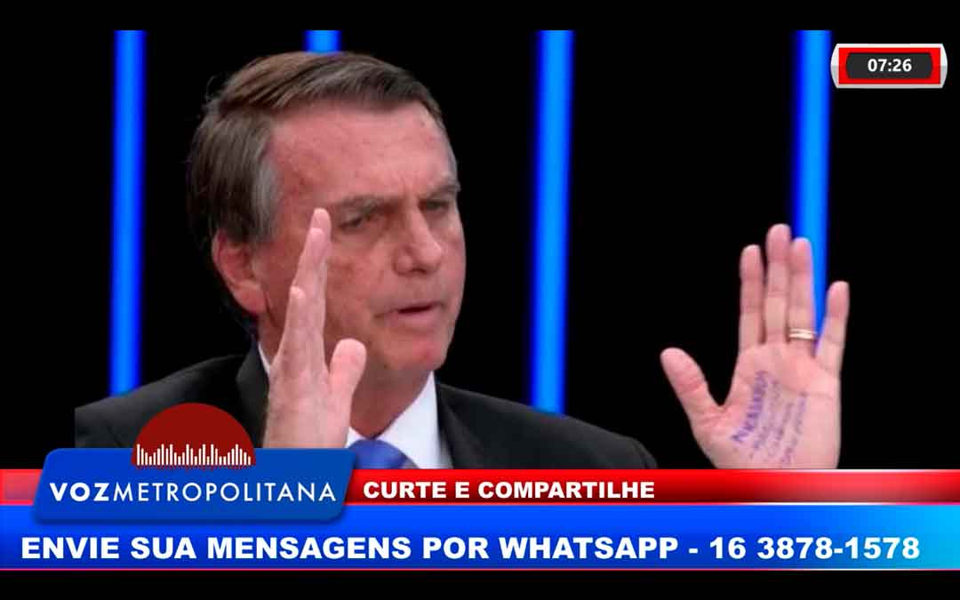 Bolsonaro Usa Técnica De Escrita Na Mão De Assuntos Que Não Seriam Abordados Em Entrevista