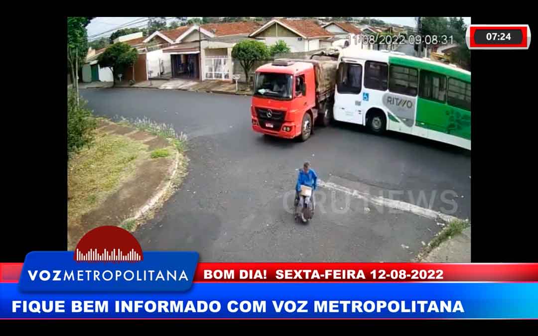 Caminhão Não Respeita Sinalização E Atinge Ônibus Do Transporte Urbano