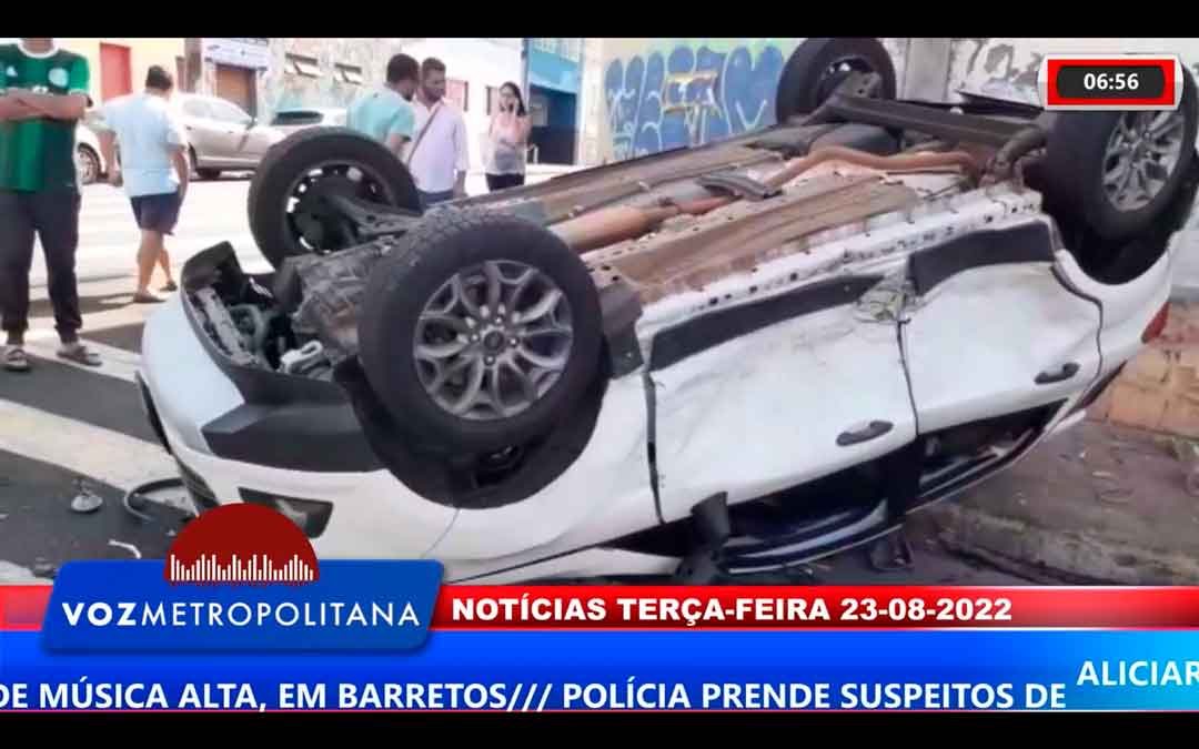 Carro Capota Em Cruzamento Na Vila Tibério