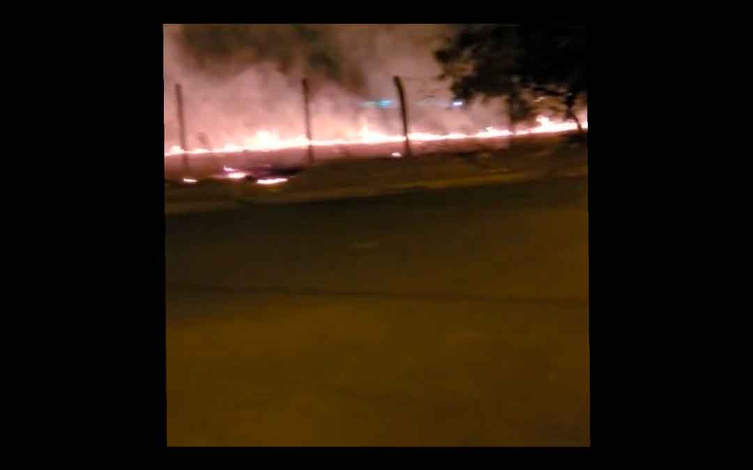 Fogo Em Terreno Baldio Se Alastra Para Casas Vizinhas Em Brodowski