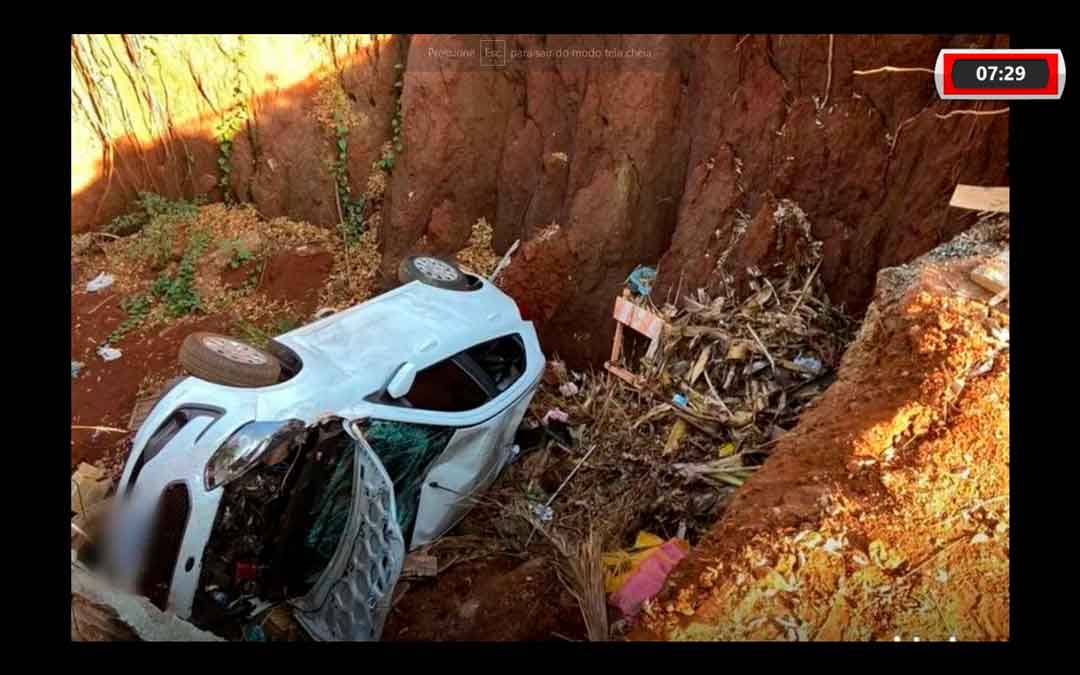 Motorista Cai Em Cratera Após Seguir Orientação De Gps, No Bairro Monte Alegre, Em Ribeirão Preto