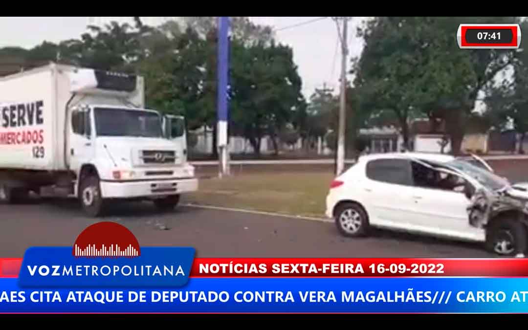 Carro Atinge Caminhão Na Avenida Luiz Galvão César