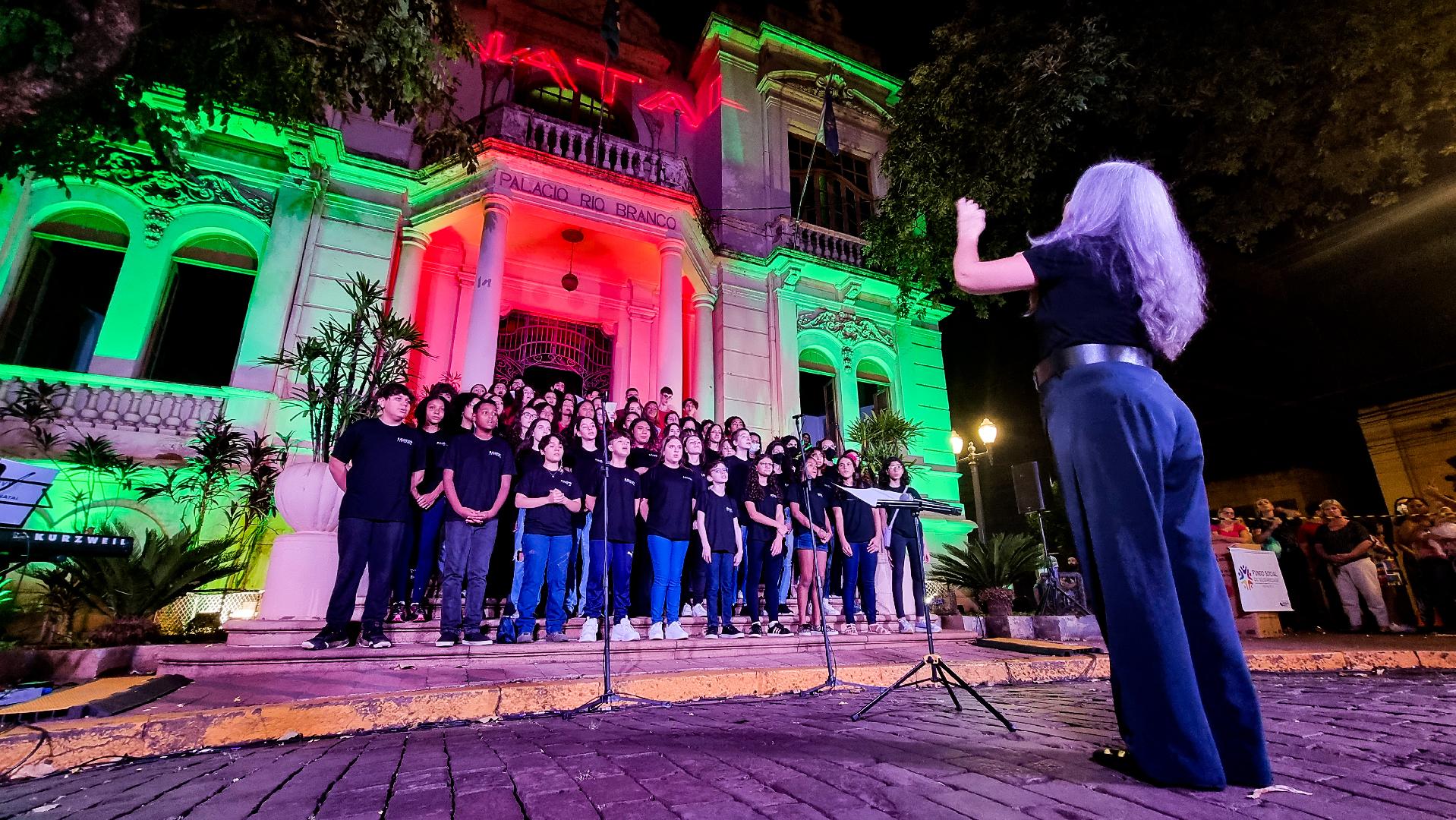 População Se Encanta Com Apresentações Do Natal No Palácio