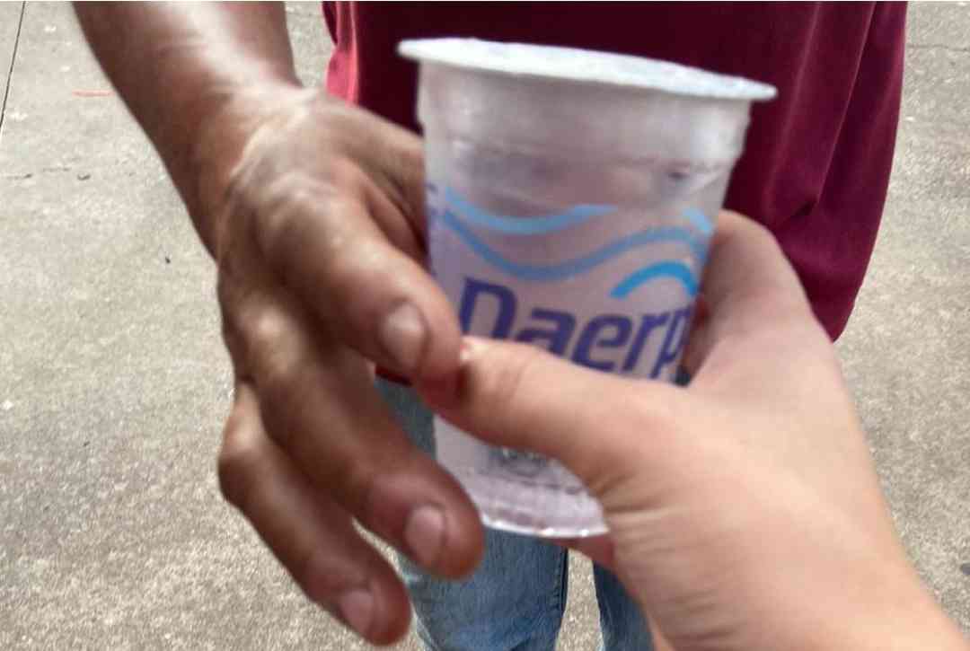 Altas temperaturas: Prefeitura de Ribeirão distribui água e picolé para pessoas em situação de rua
