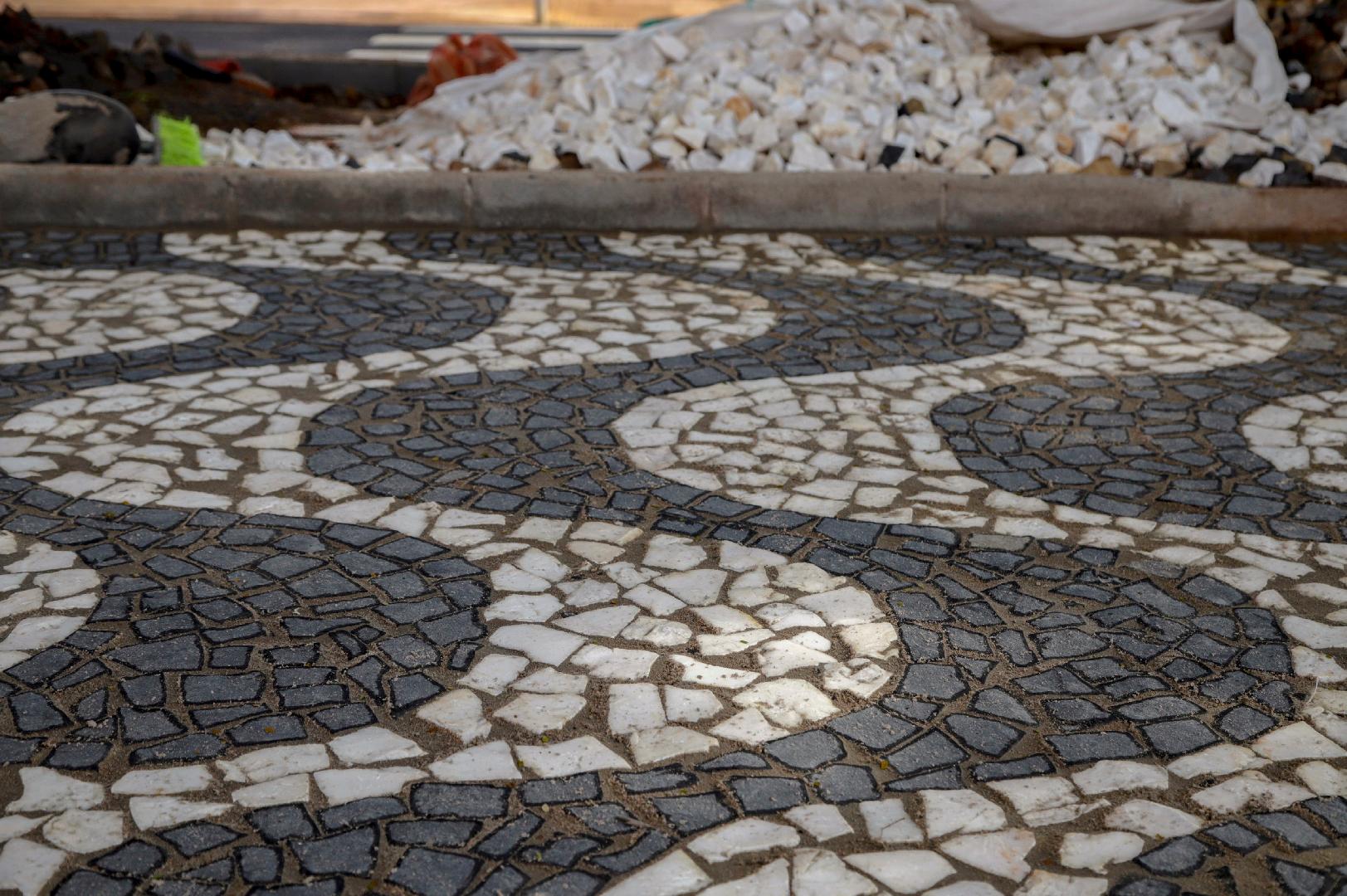 Fiéis ao projeto original, mosaicos de ondas nos canteiros da Nove de Julho são herança portuguesa