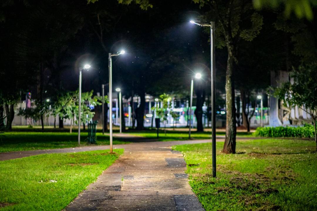 Prefeitura investe 900 mil reais na manutenção da iluminação de praças, parques e vias públicas
