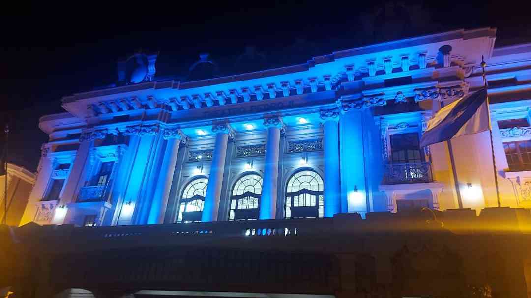 Esplanada do Theatro Pedro II recebe iluminação azul