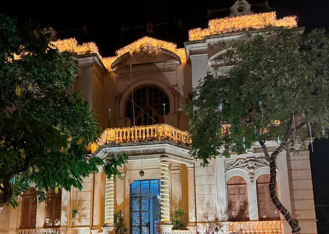 Luzes de Natal são acesas no Palácio Rio Branco