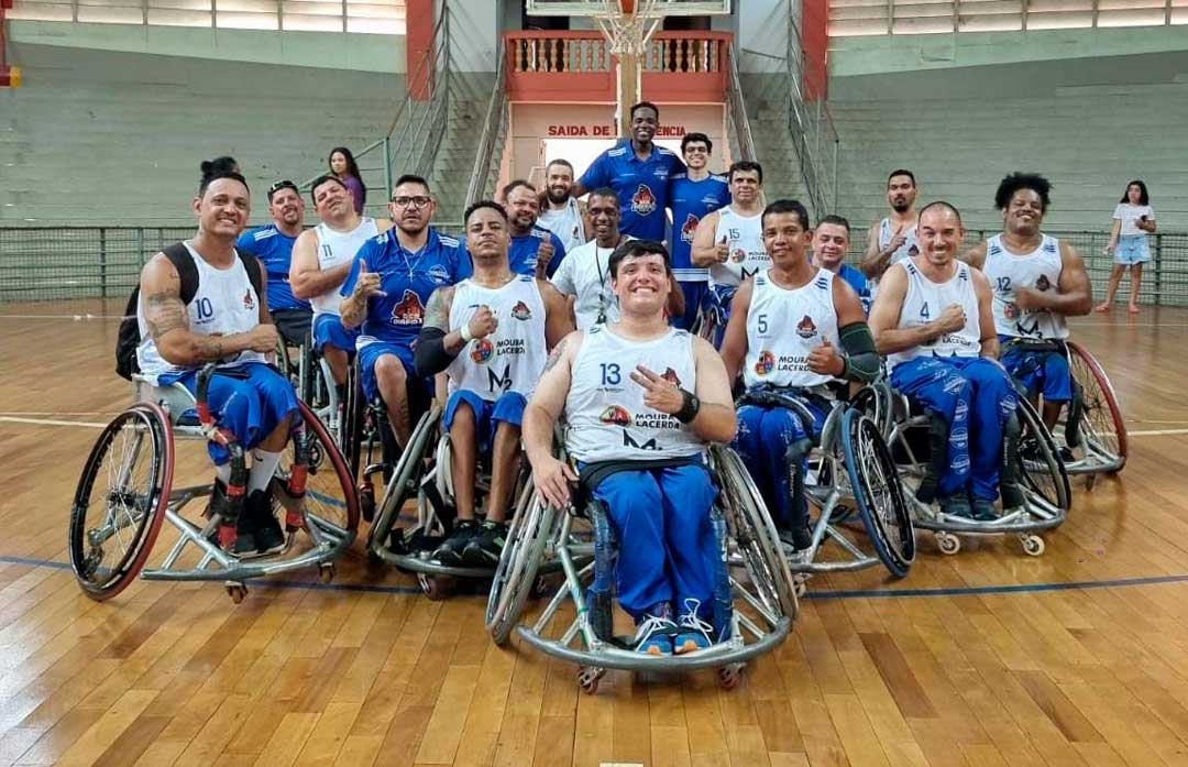 Secretaria de Esportes entrega doze cadeiras de rodas novas para o time de basquete