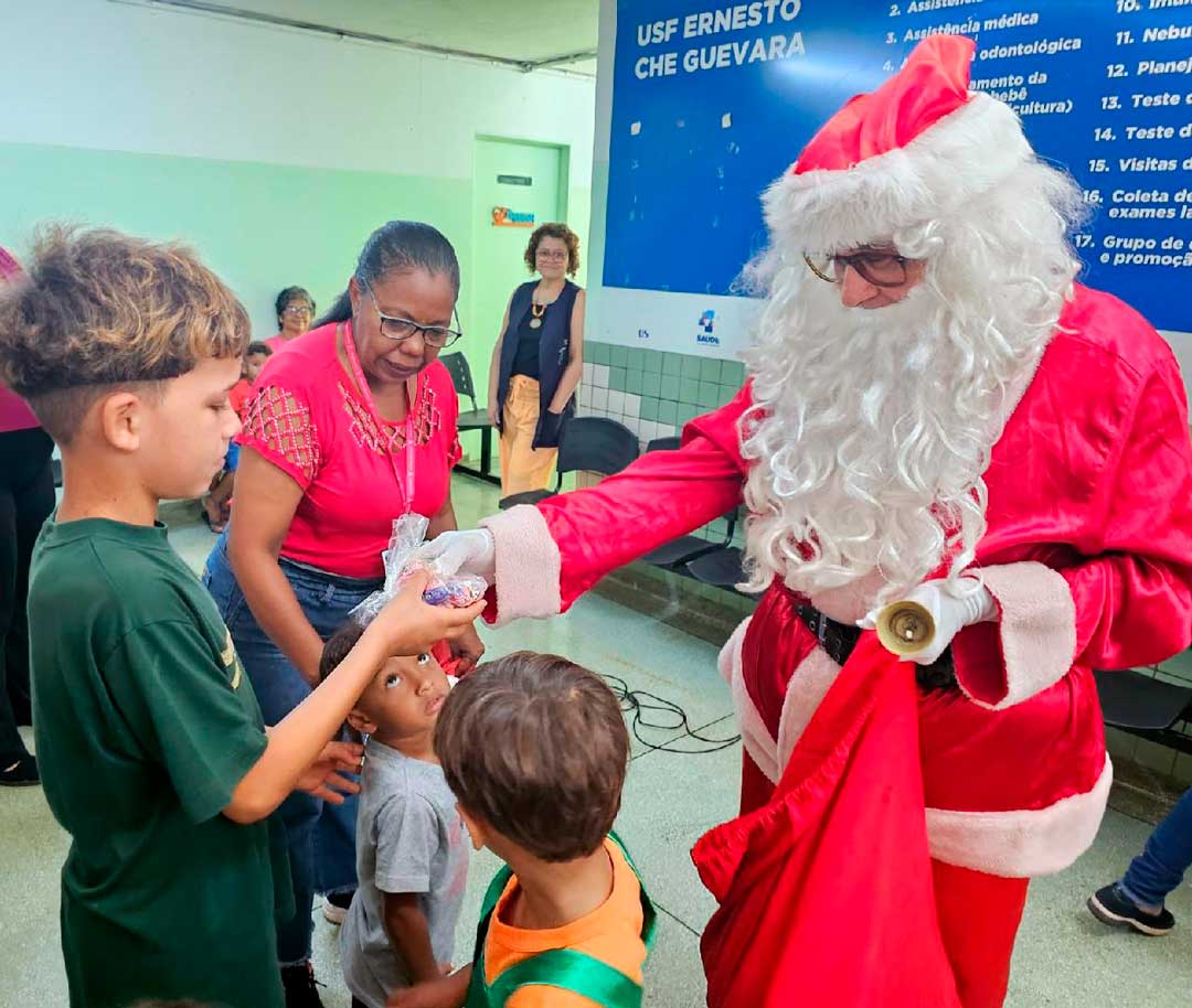 Unidade de saúde recebe Papai Noel e coral natalino