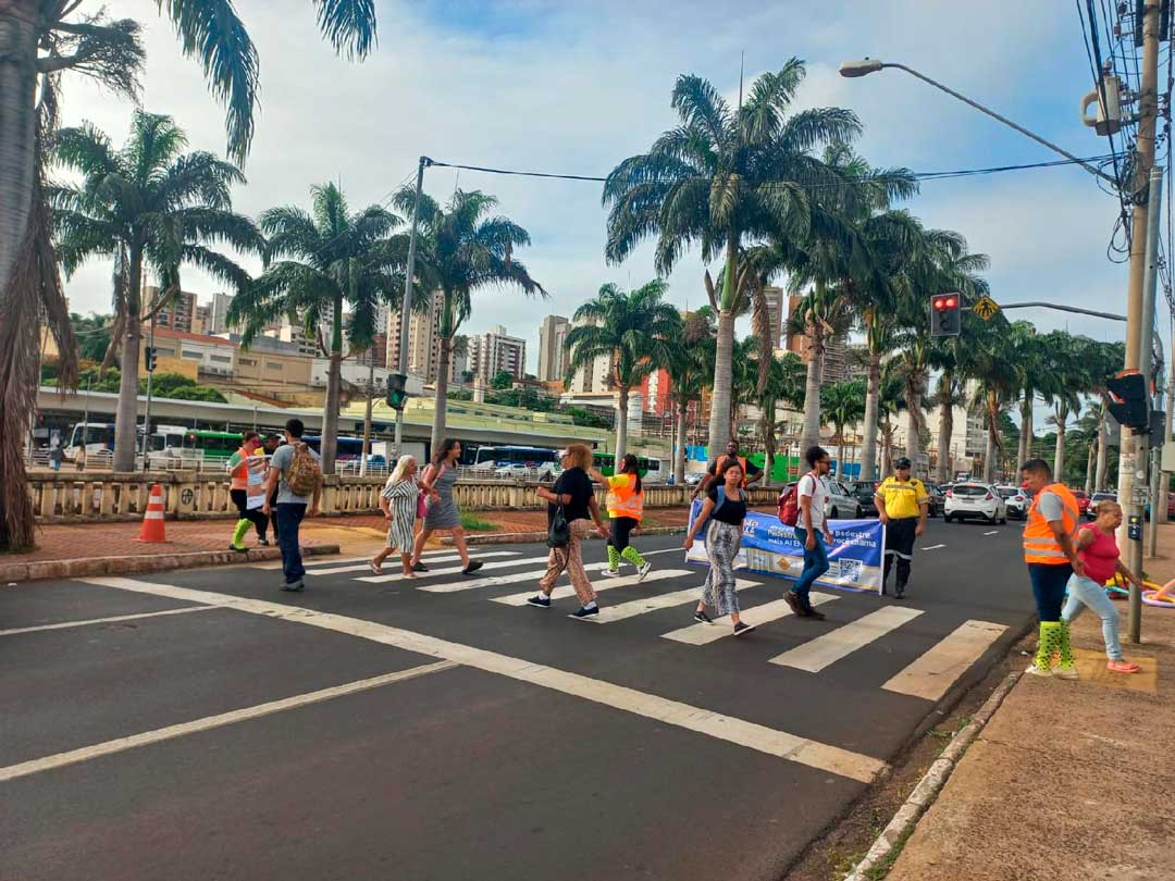 Ação do ‘Ribeirão na Faixa’ aborda 98 pessoas