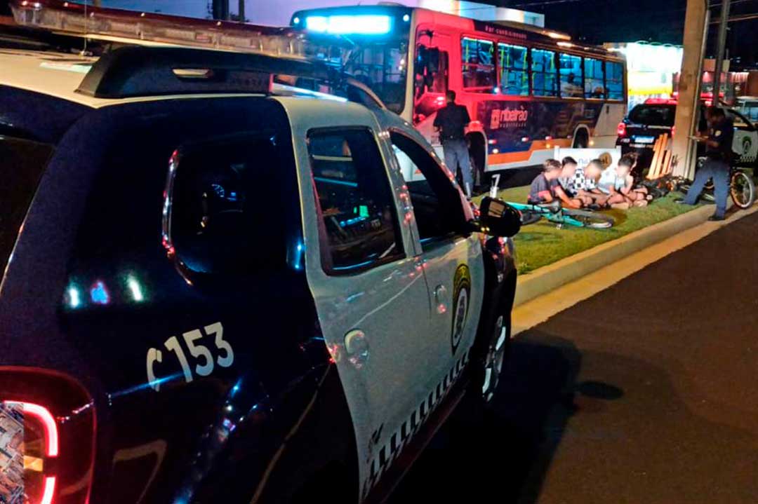 GCM apreende adolescentes suspeitos de depredar ônibus público
