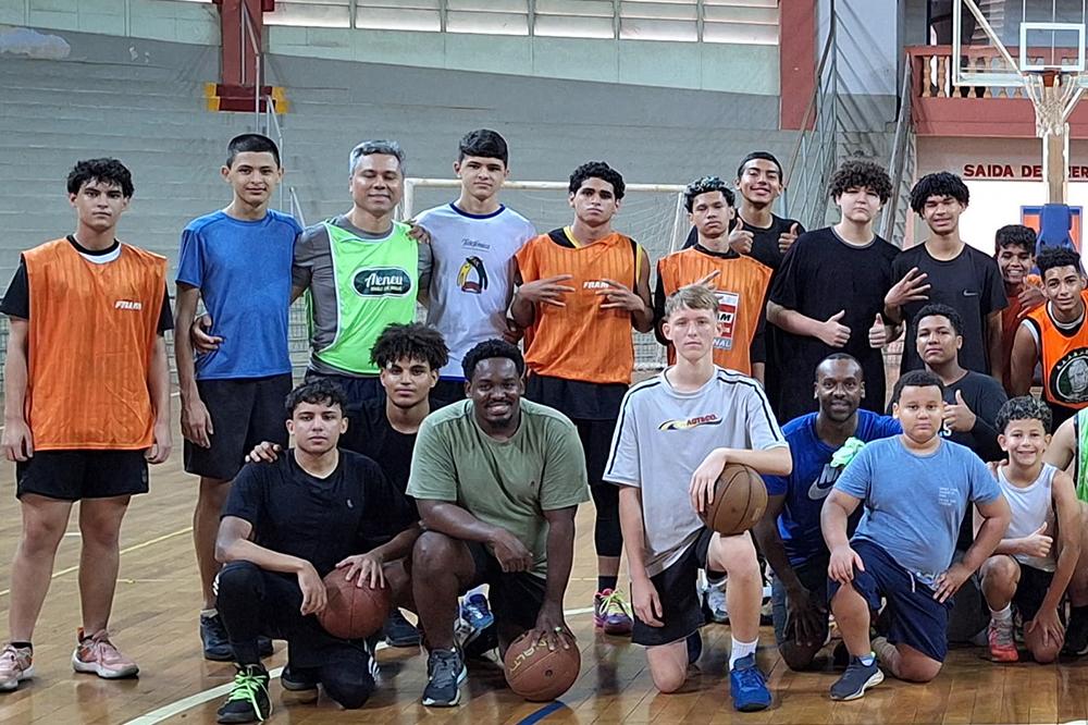 4º Festival Basquete Família reúne alunos, pais e funcionários no Ginásio da Cava do Bosque