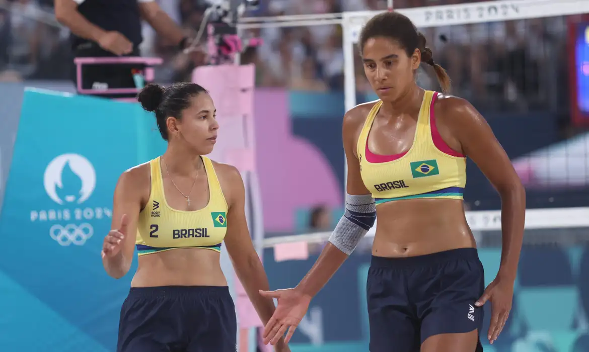 Vôlei de praia: Carol e Bárbara voltam a vencer e avançam às oitavas