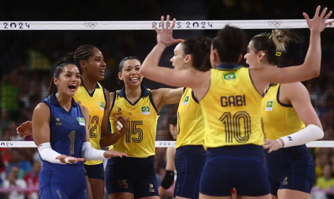 Brasil vence República Dominicana e vai à semifinal no vôlei feminino