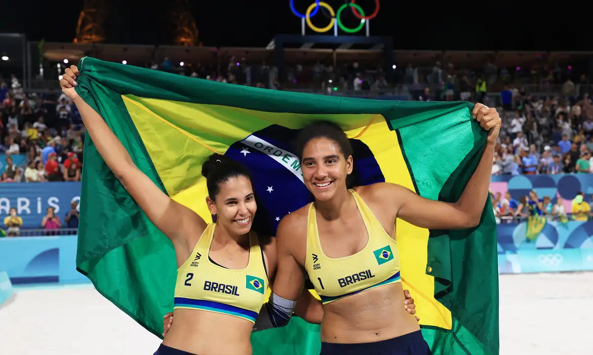 Duda e Ana Patrícia garantem medalha para o Brasil no vôlei de praia