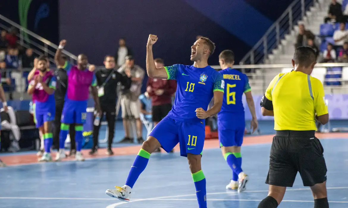 Brasil se classifica para oitavas da Copa do Mundo de futsal