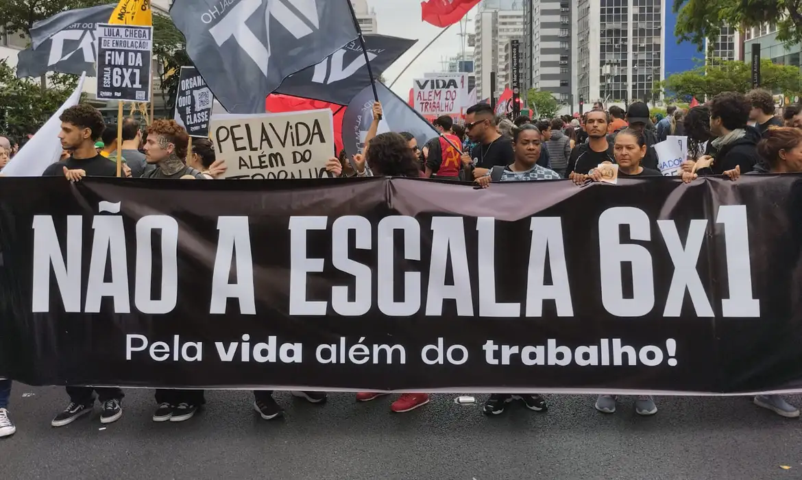 Manifestantes vão às ruas pelo fim da escala de trabalho 6x1