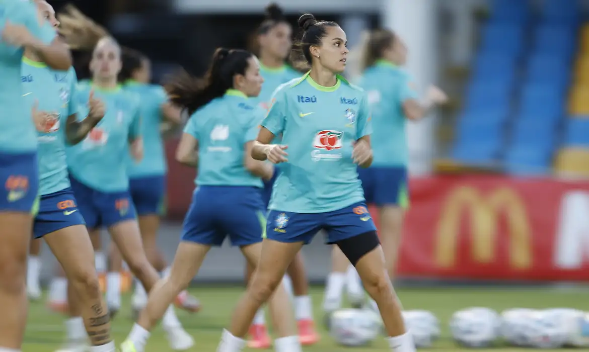 Seleção feminina realiza primeiro treino com todas as convocadas