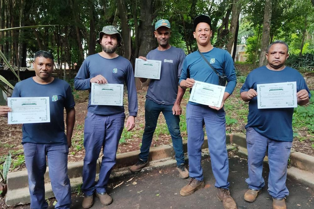 Carteirinhas e certificados dos alunos formados no Curso de Poda em Árvores Urbanas começam a ser entregues