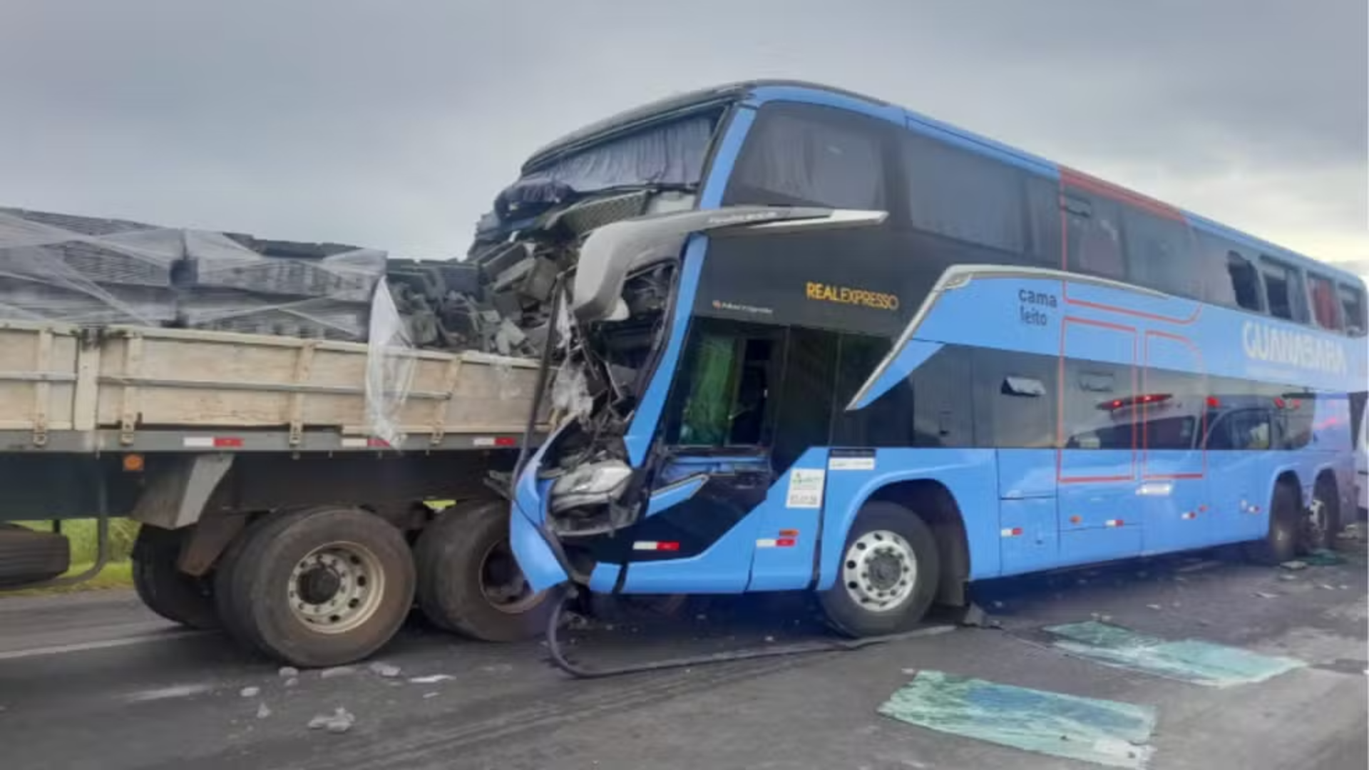 Ônibus atinge carreta e deixa 15 feridos na Anhanguera