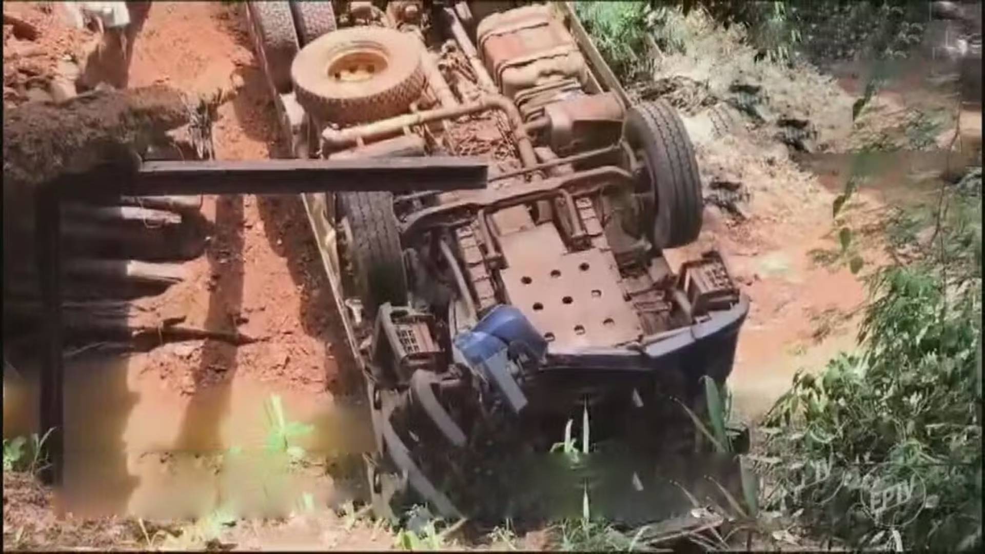 Caminhão atravessa ponte que desaba na zona rural de Santa Ernestina