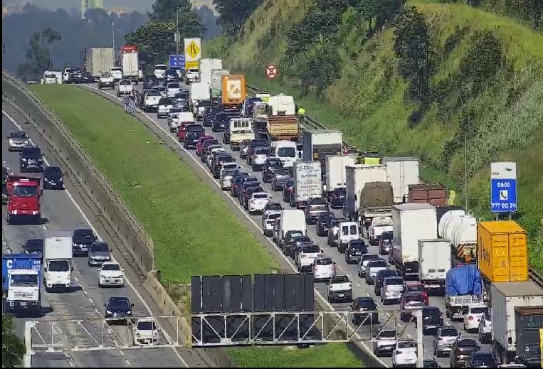 Grave acidente com caminhões na Anhanguera deixa um ferido