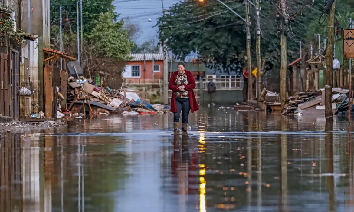 Ponte de contêineres é destruída no Rio Grande do Sul