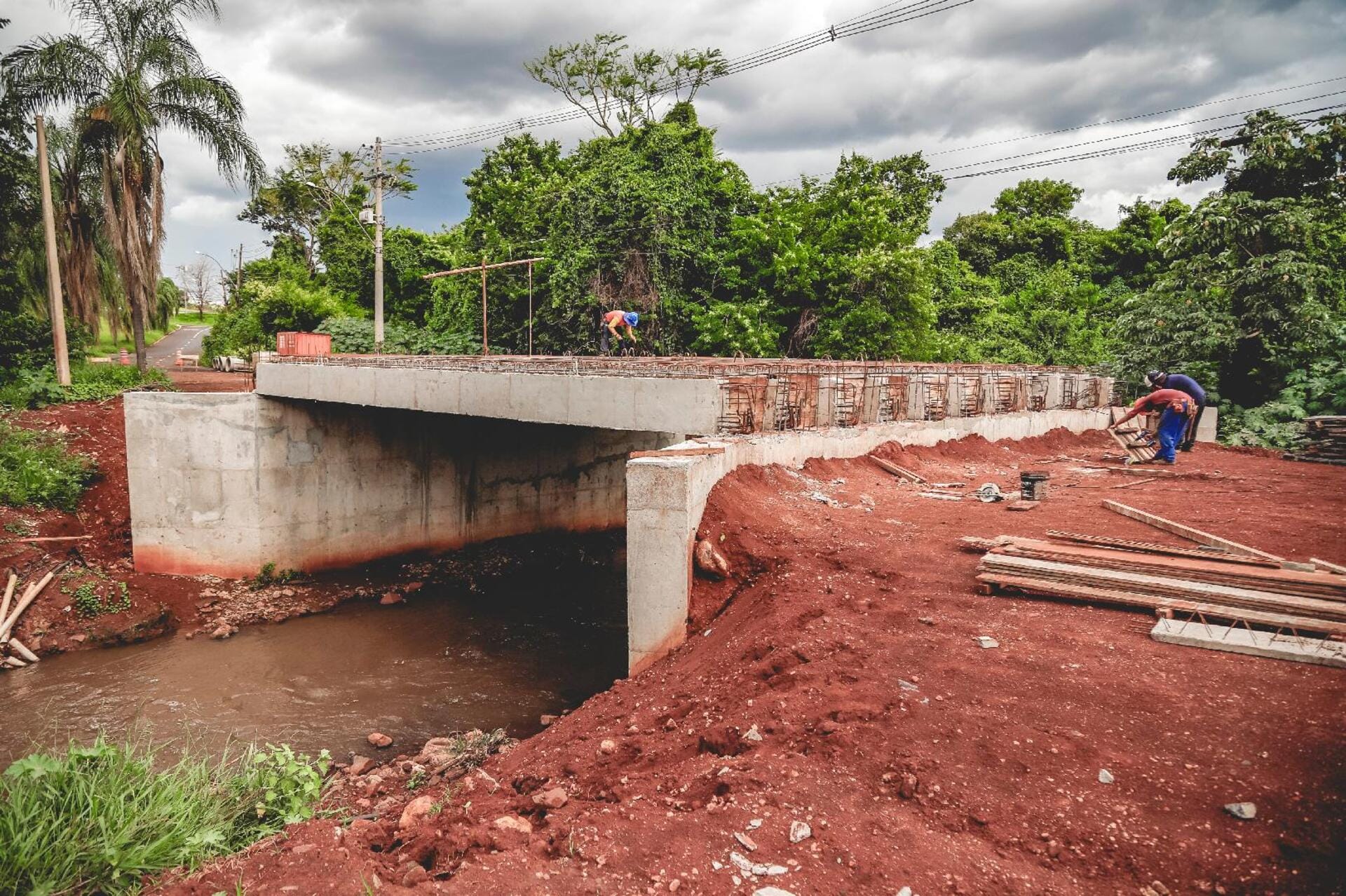 Prefeitura cobra agilidade em obra da ponte do Royal Park