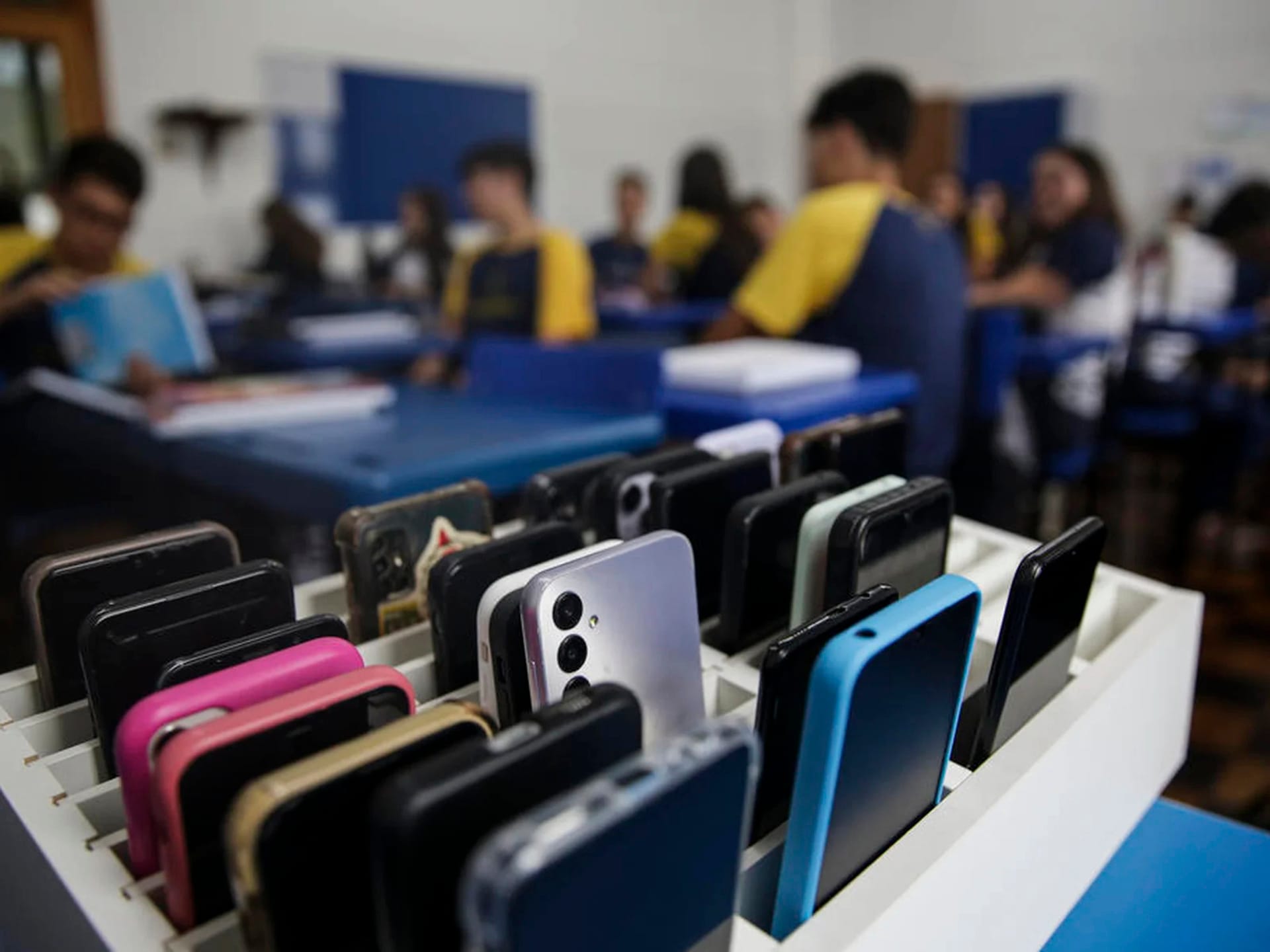 Ribeirão Preto busca soluções para guardar celulares em escolas após nova lei