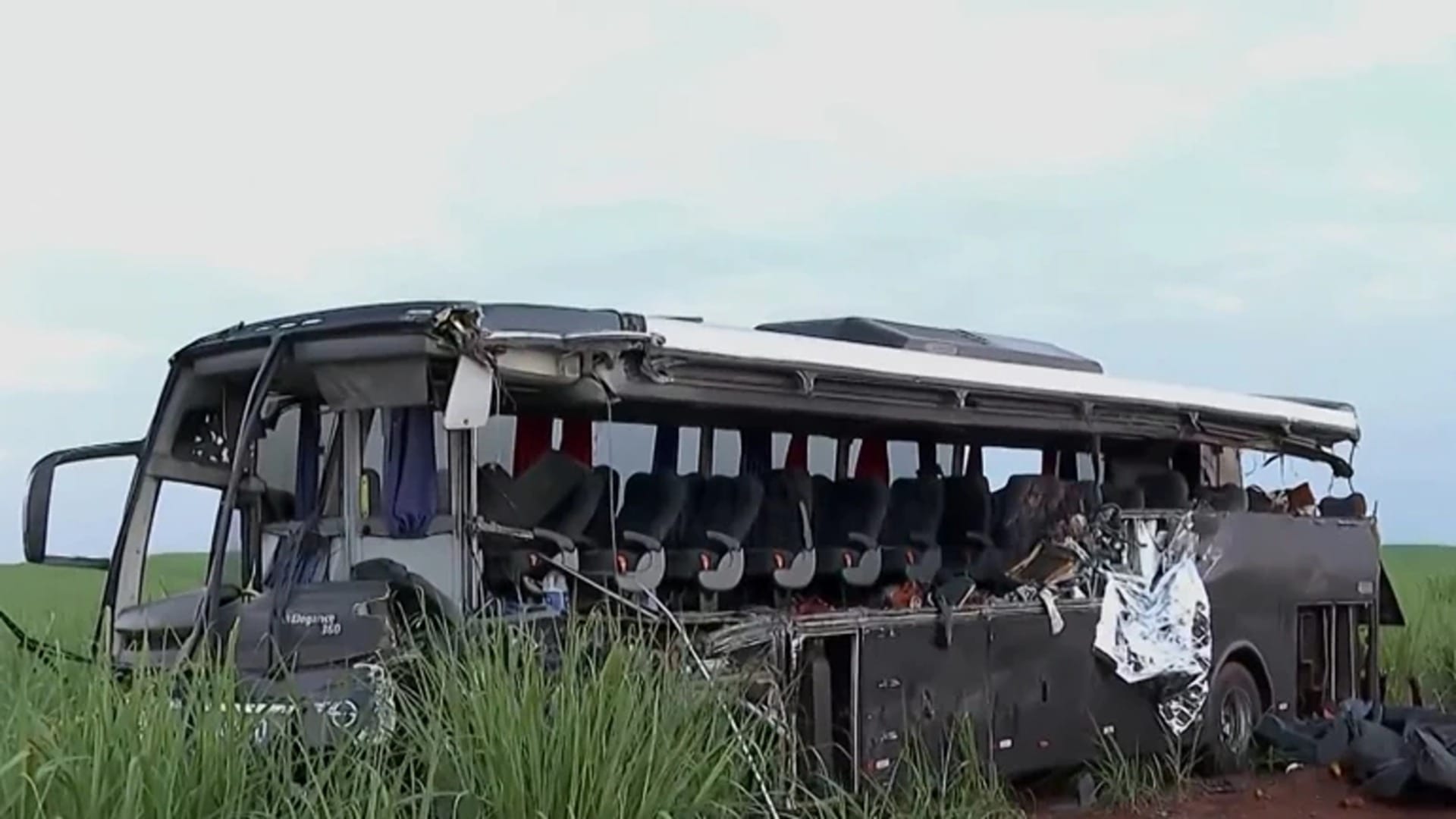 Acidente entre ônibus e caminhão em São Paulo causa 12 mortes