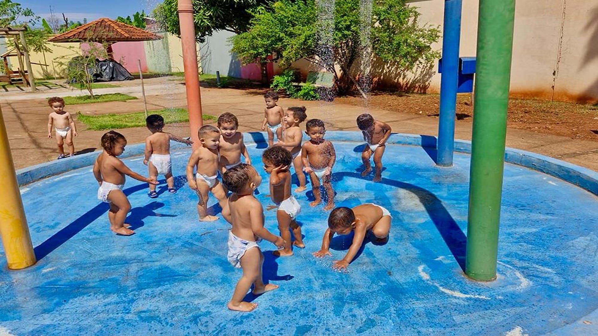 Crianças aproveitam parques aquáticos das escolas durante onda de calor