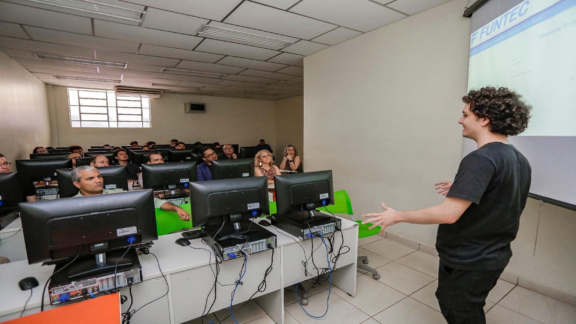 Funtec lança curso de Empreendedorismo Feminino e anuncia 50% de desconto no transporte público aos alunos