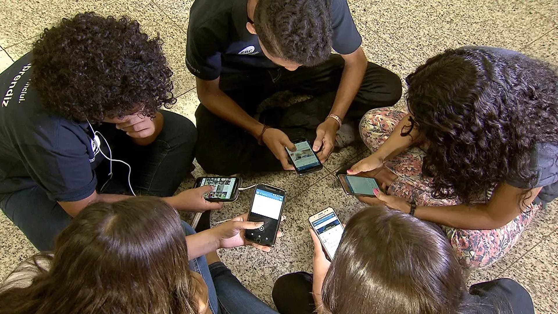 Volta às aulas sem celular: saiba como está funcionando a nova lei